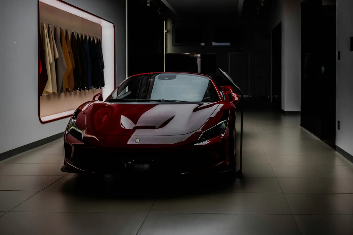 Crveni sportski automobil u salonu